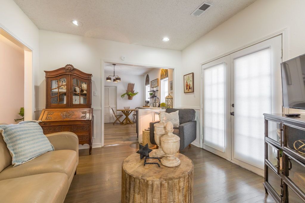 Photo of Livingroom in Sayles Blvd. Area