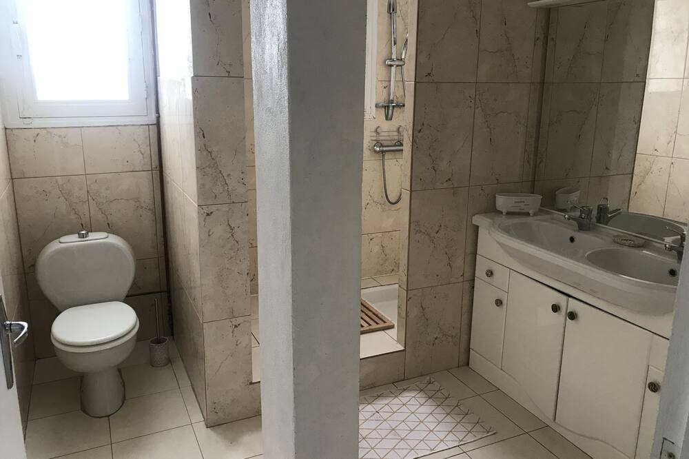 Photo of Bathroom in Puylaurens