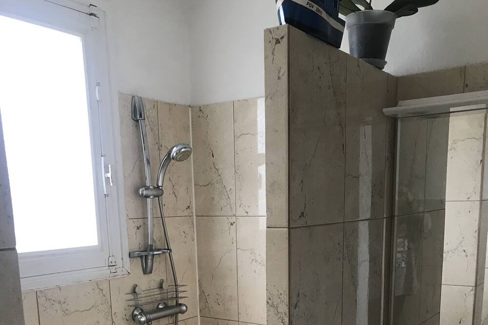 Photo of Bathroom in Puylaurens