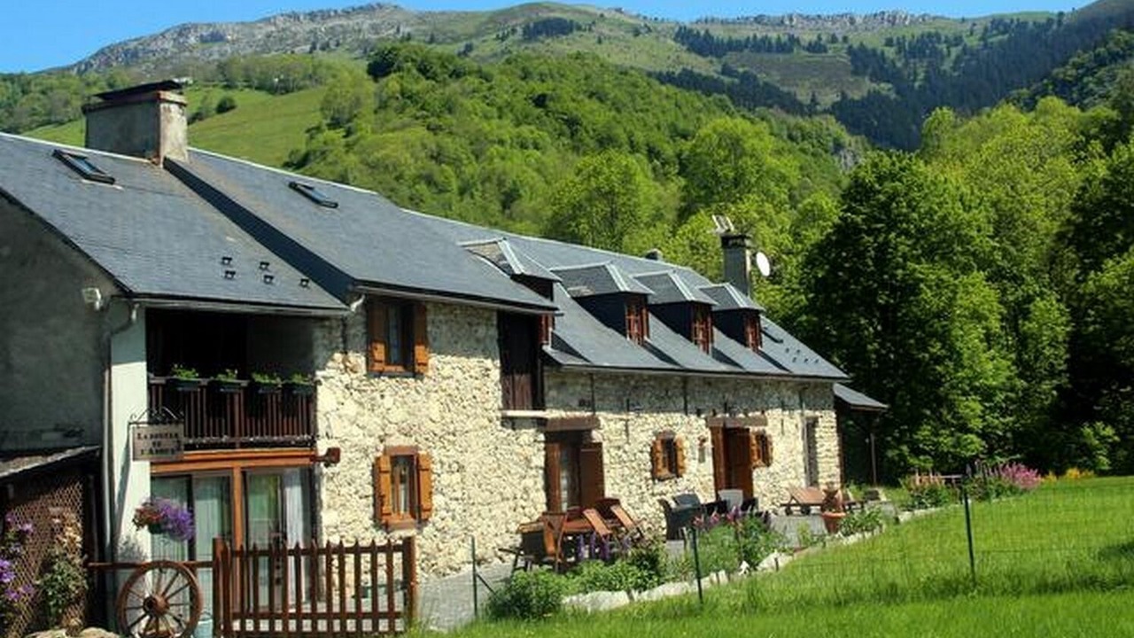 Photo of Buildings in Campan