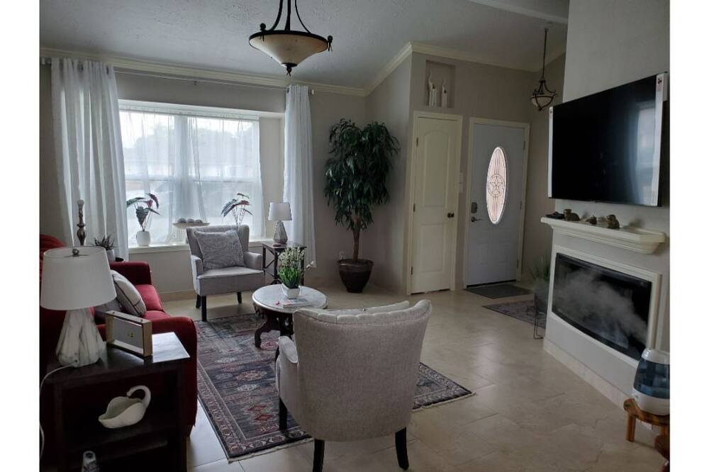 Photo of Livingroom in League City