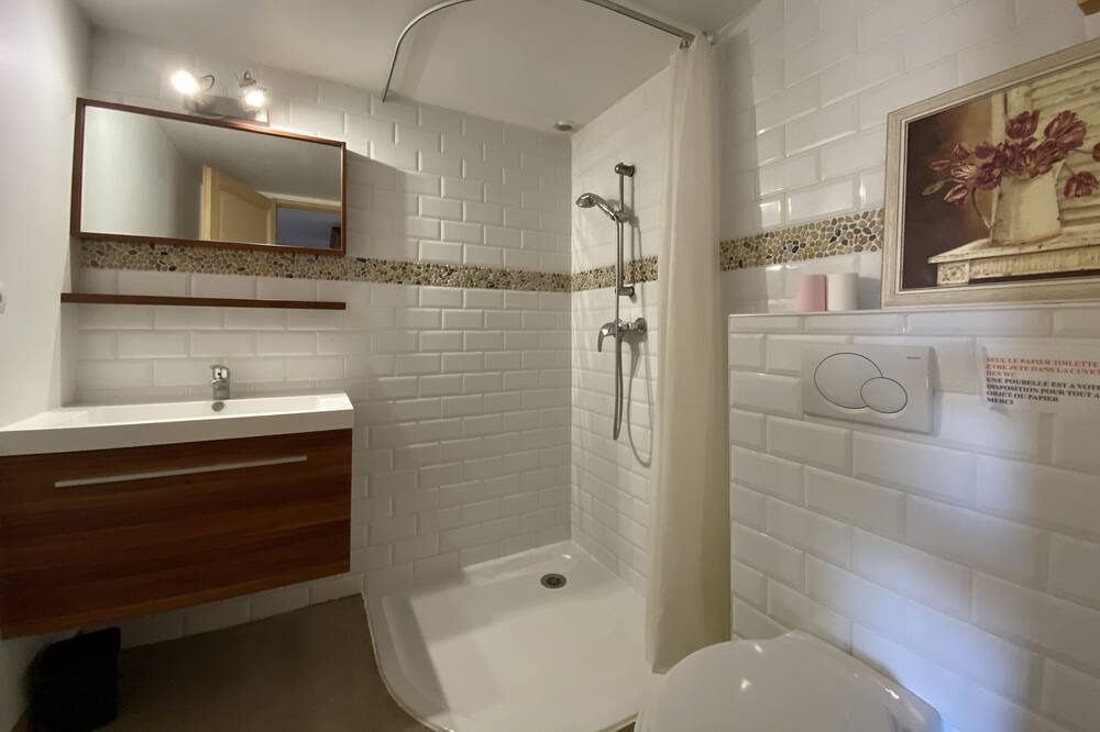 Photo of Bathroom in Nissan-lez-Enserune
