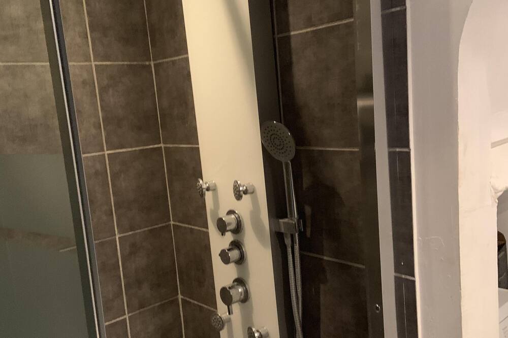 Photo of Bathroom in Roquemaure
