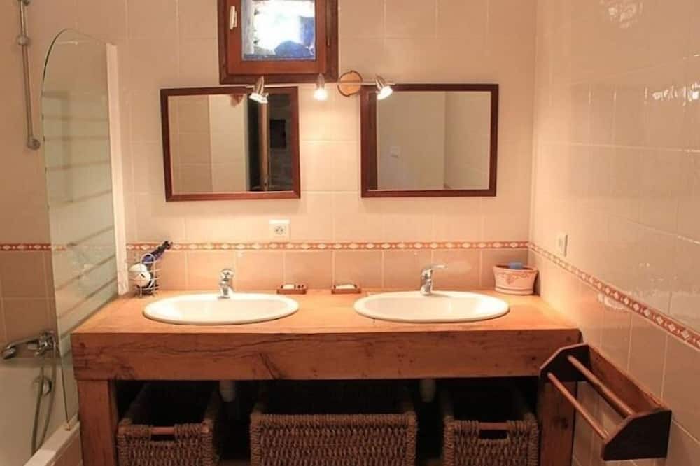 Photo of Bathroom in Martiel