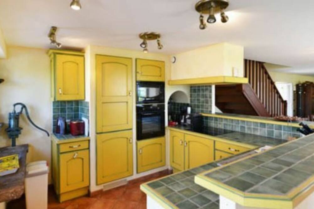 Photo of Kitchen in Martrin