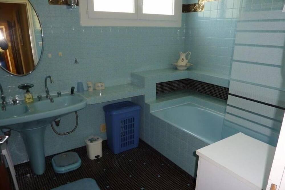 Photo of Bathroom in Montbazens