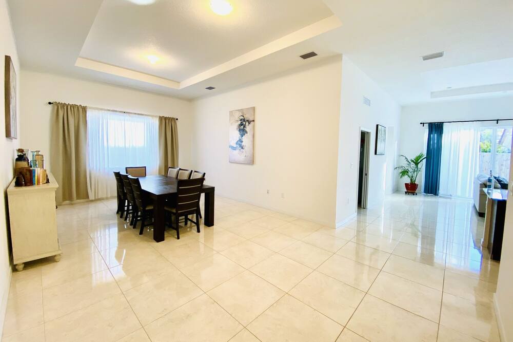 Photo of Livingroom in Richmond West