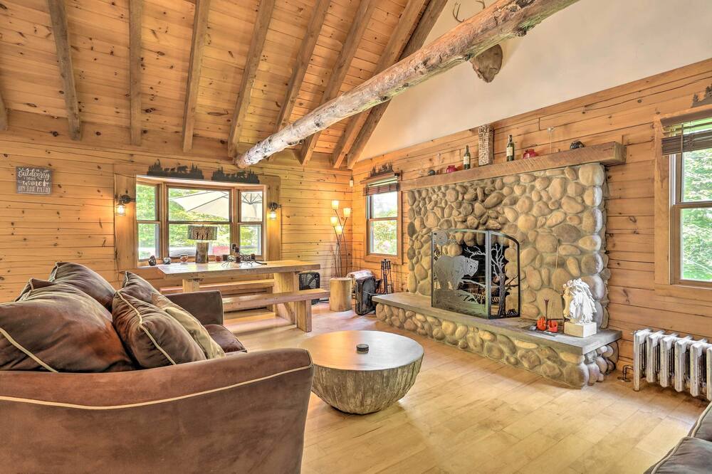 Photo of Livingroom in Town of Colchester