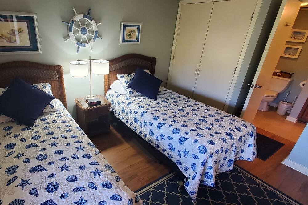 Photo of Bedroom in Arcadian Shores