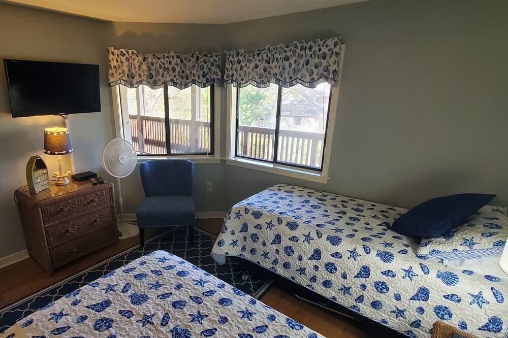Photo of Bedroom in Arcadian Shores