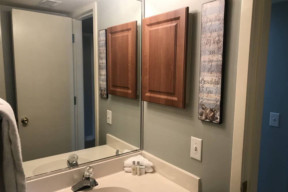 Photo of Bathroom in Arcadian Shores