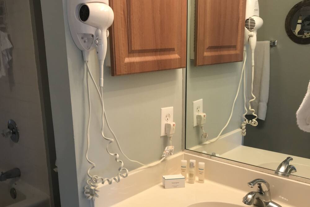 Photo of Bathroom in Arcadian Shores