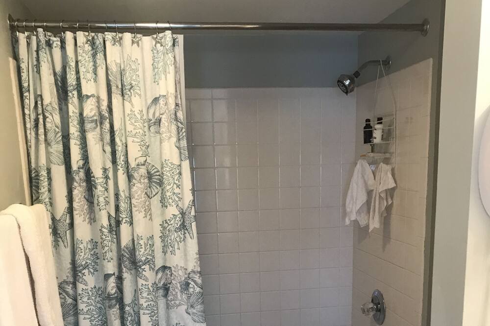 Photo of Bathroom in Arcadian Shores