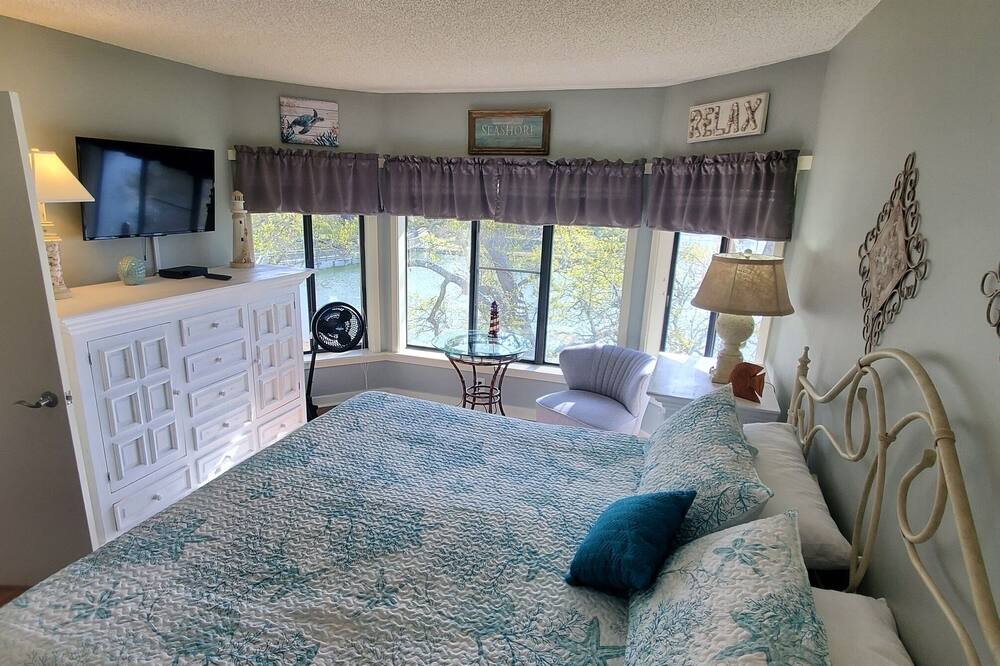 Photo of Bedroom in Arcadian Shores