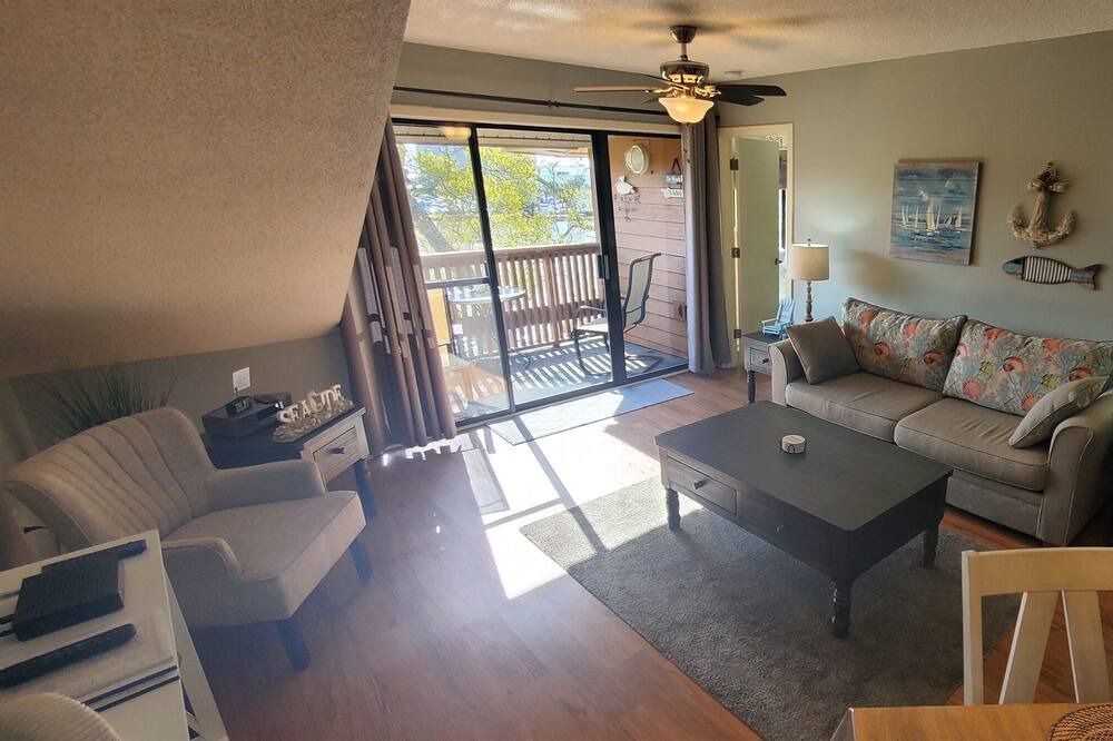 Photo of Livingroom in Arcadian Shores