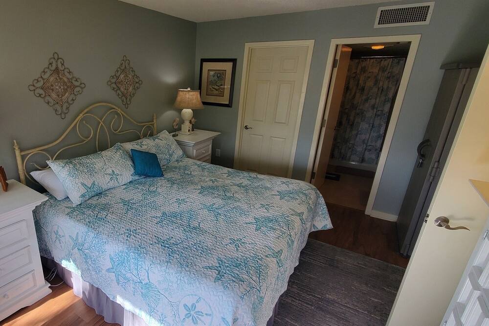 Photo of Bedroom in Arcadian Shores