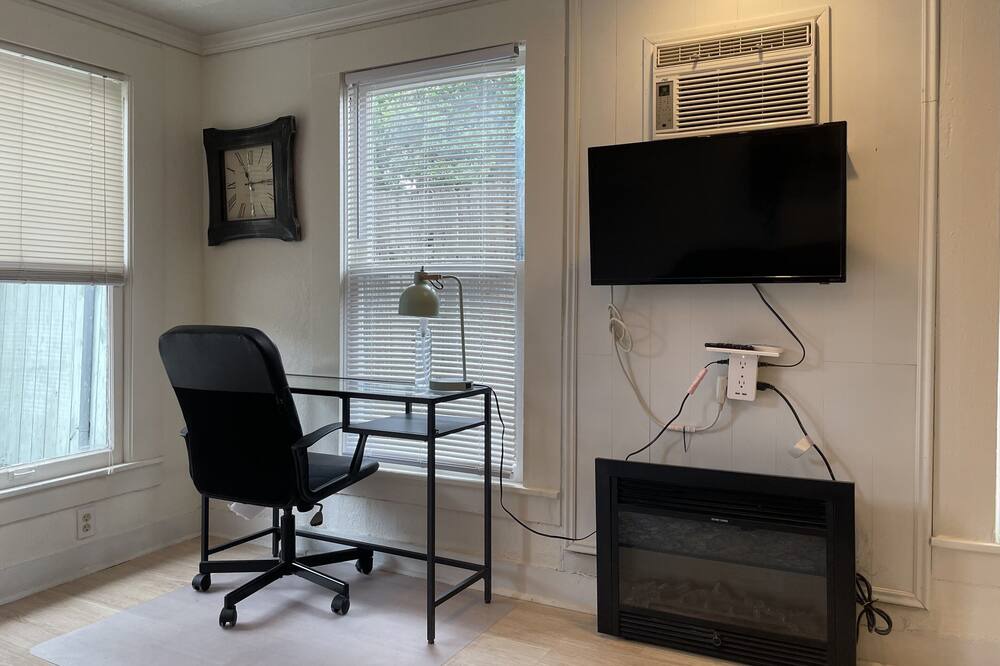 Photo of Bedroom in Northwest Los Angeles Heights