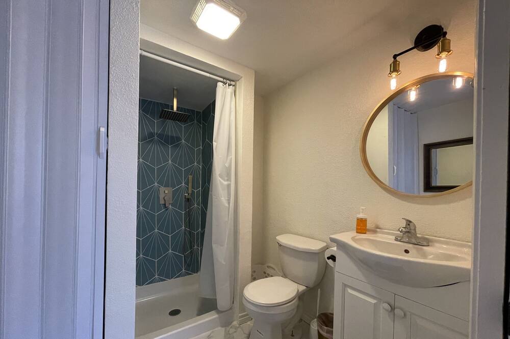 Photo of Bathroom in Northwest Los Angeles Heights