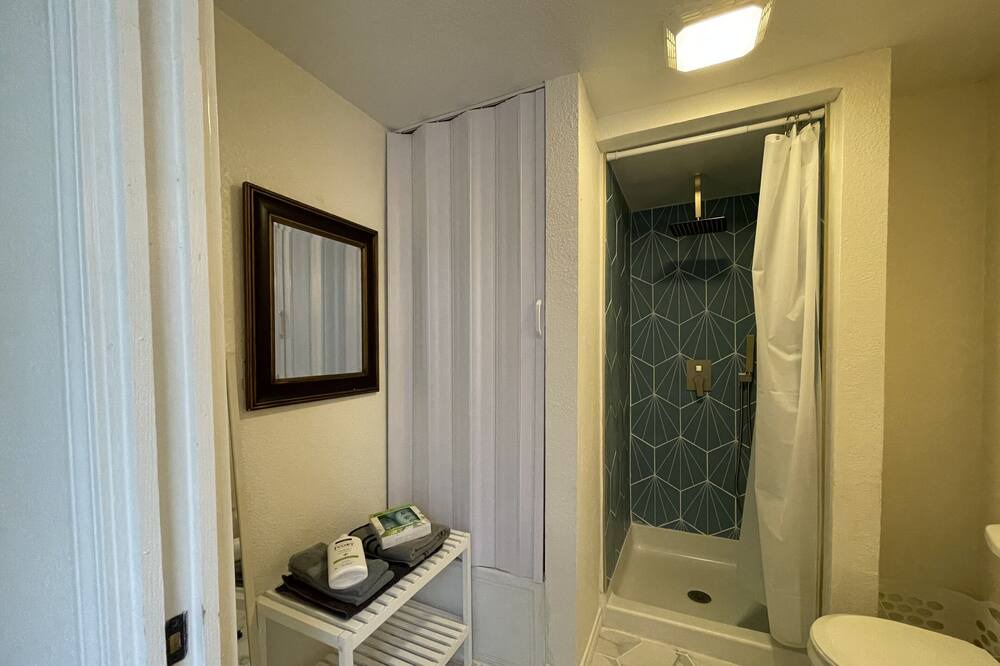 Photo of Bathroom in Northwest Los Angeles Heights