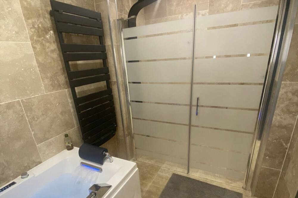 Photo of Bathroom in Villeneuve-Lecussan