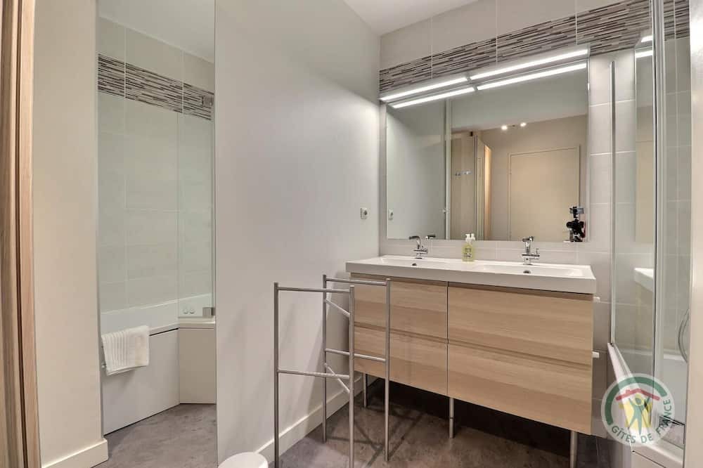 Photo of Bathroom in Colombier - Champ de Mars