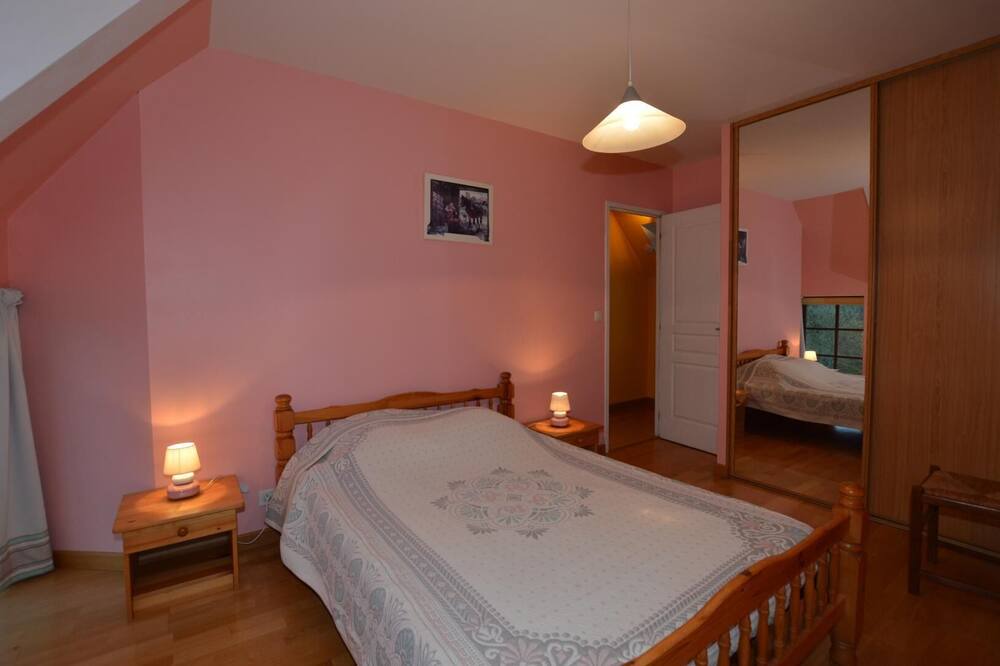 Photo of Bedroom in Saint-Coulomb
