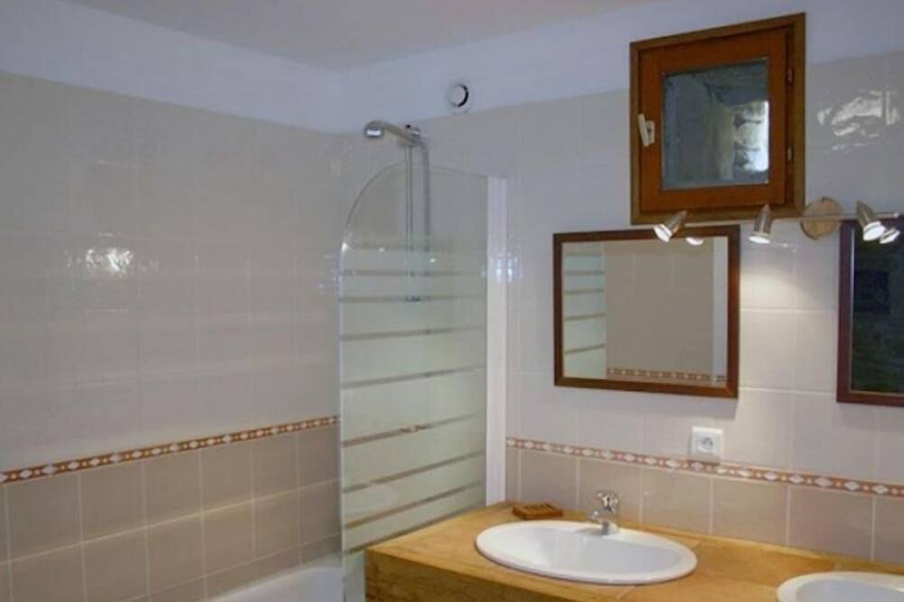 Photo of Bathroom in Martiel