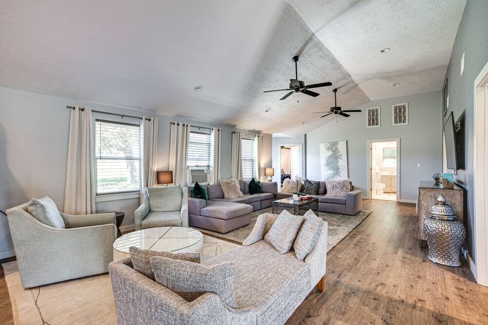 Photo of Livingroom in College Station