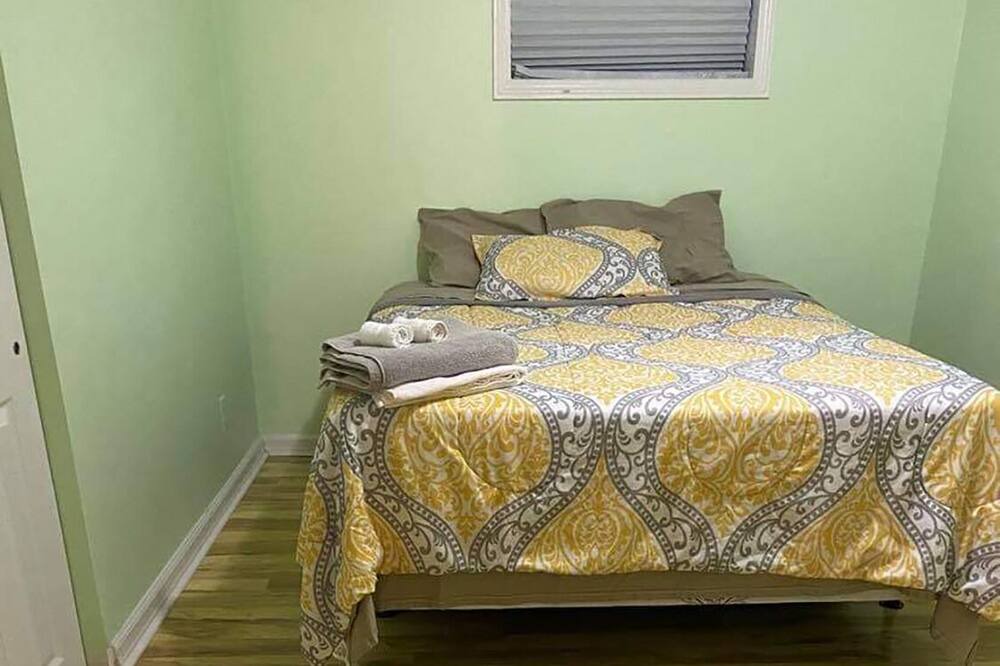 Photo of Bedroom in Garfield