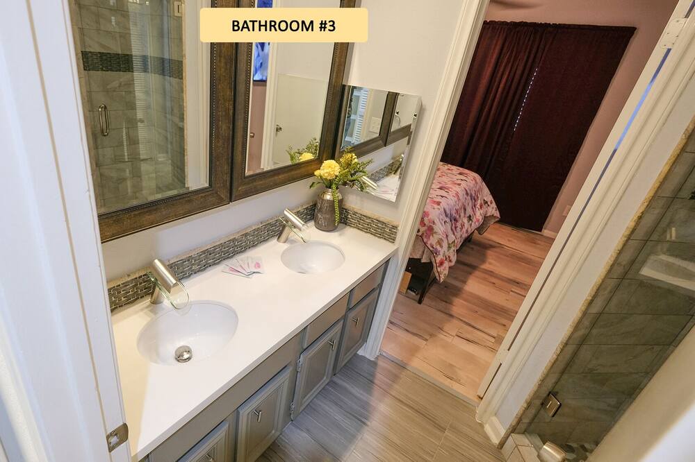 Photo of Bathroom in Pecan Grove