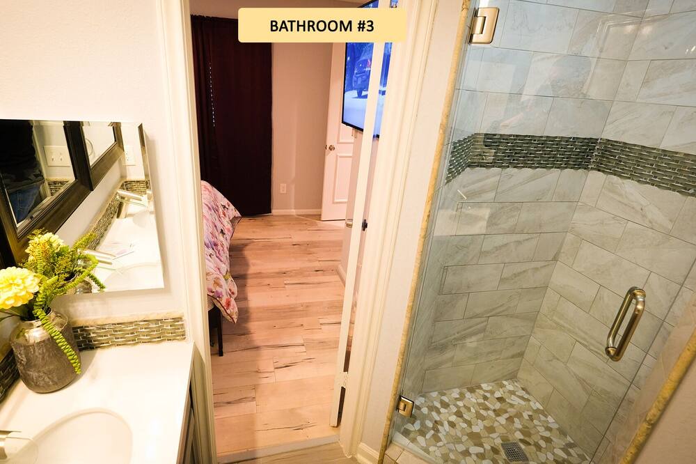 Photo of Bathroom in Pecan Grove