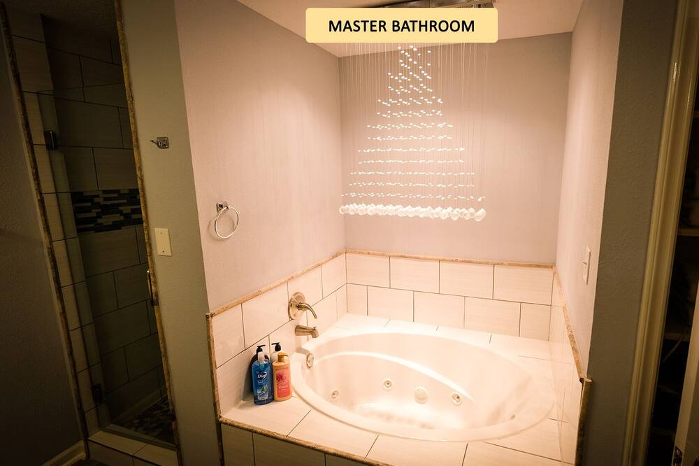 Photo of Bathroom in Pecan Grove