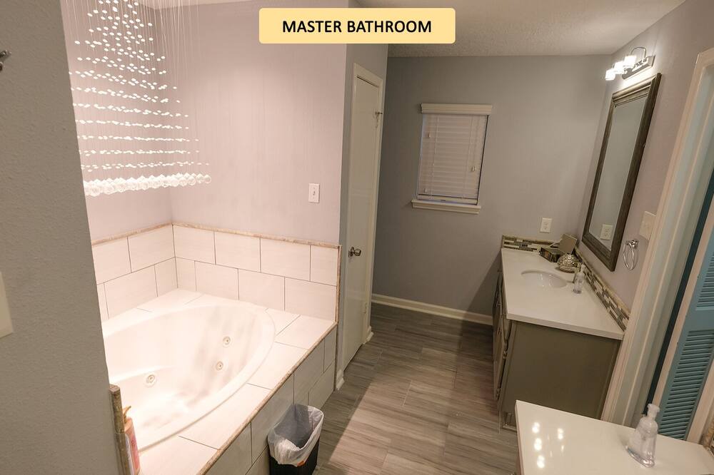 Photo of Bathroom in Pecan Grove