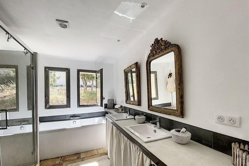 Photo of Bathroom in Saint-Siffret