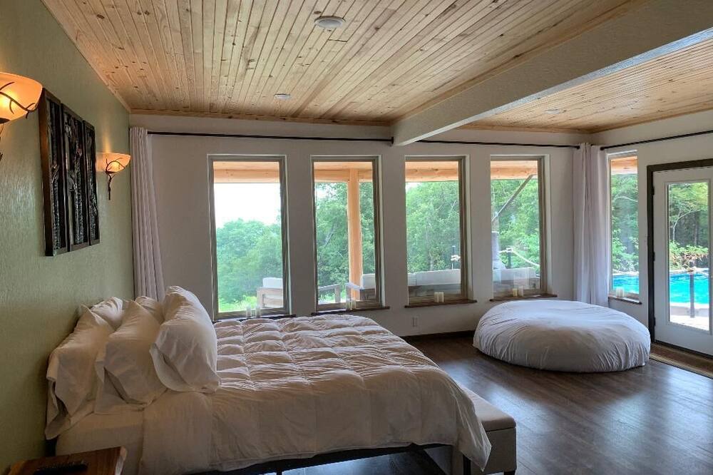 Photo of Bedroom in Eureka Springs