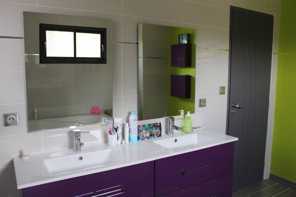 Photo of Bathroom in Carlus