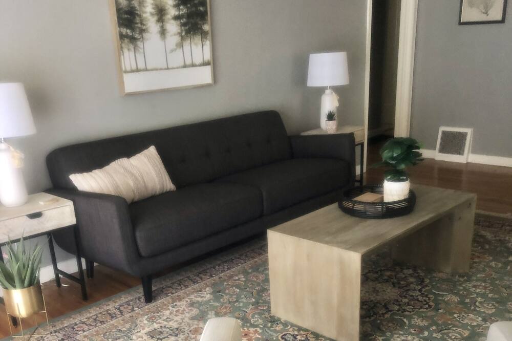 Photo of Livingroom in College Hill