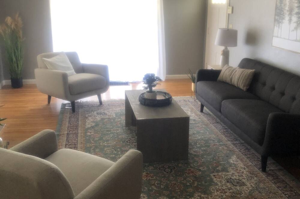 Photo of Livingroom in College Hill