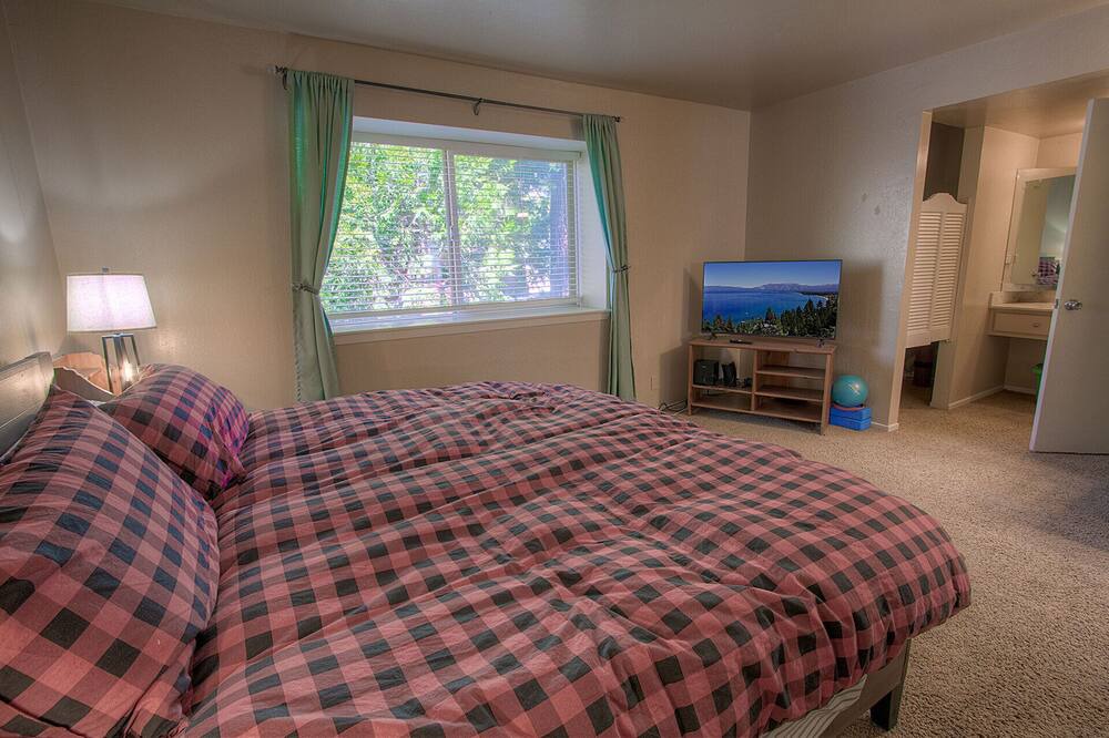 Photo of Bedroom in Lake Forest