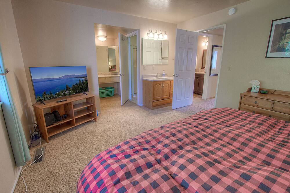 Photo of Bedroom in Lake Forest