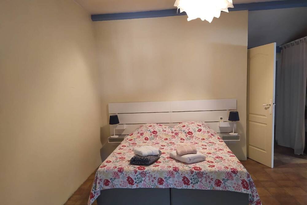 Photo of Bedroom in Camaret-sur-Aigues