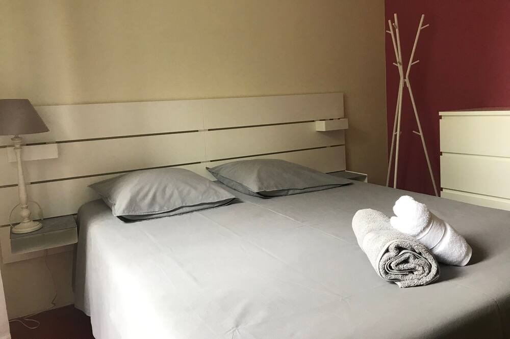 Photo of Bedroom in Camaret-sur-Aigues