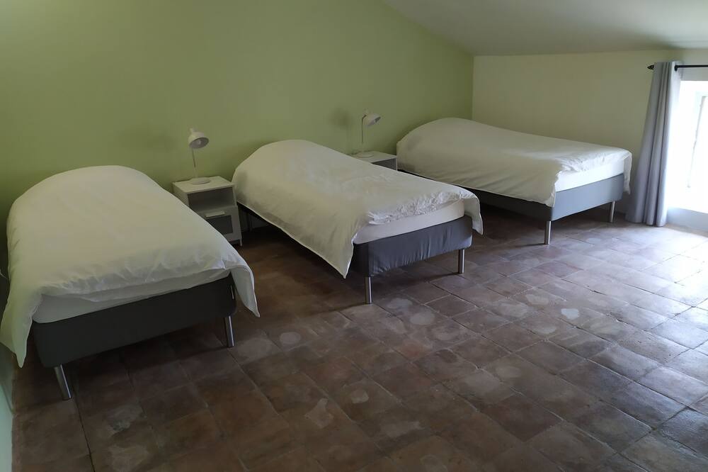 Photo of Bedroom in Camaret-sur-Aigues