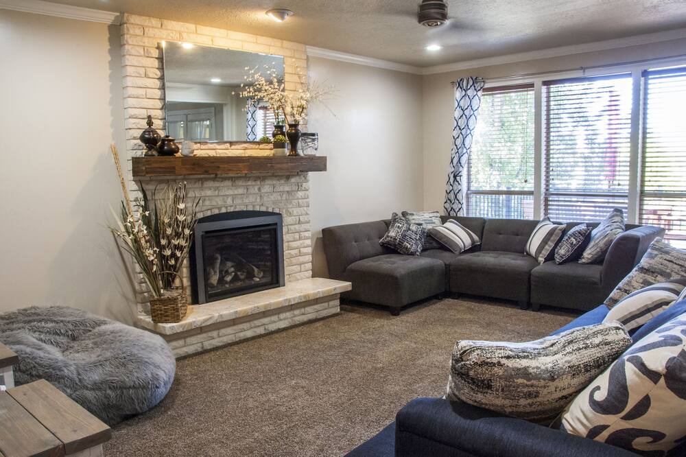 Photo of Livingroom in Riverdale