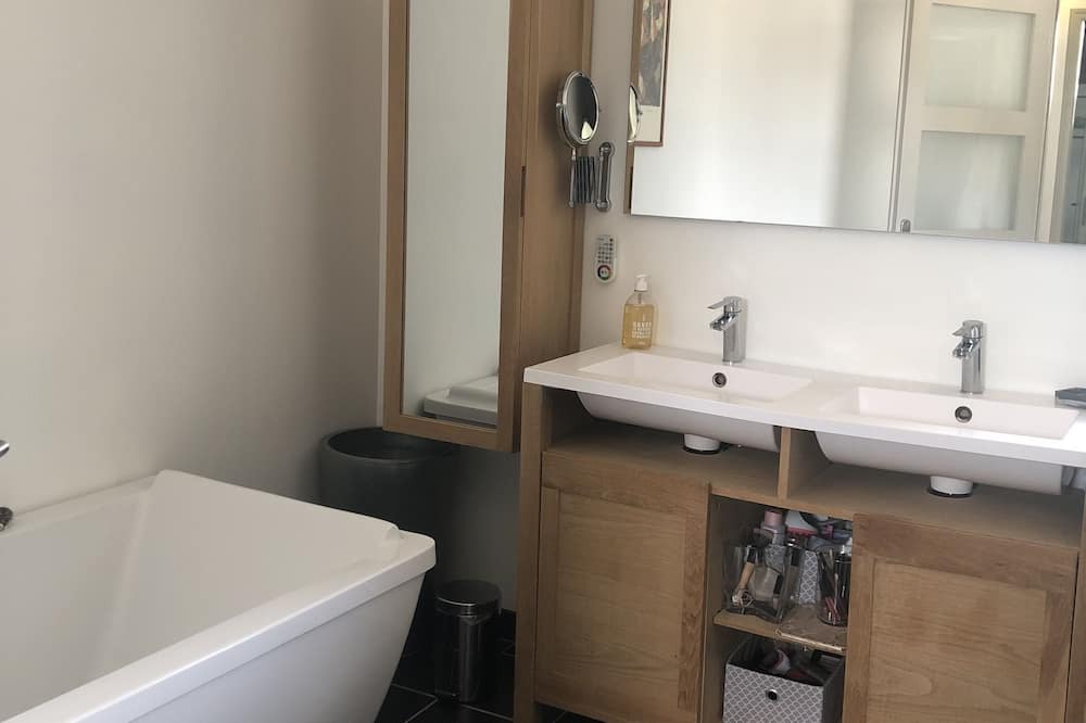 Photo of Bathroom in Manthelan