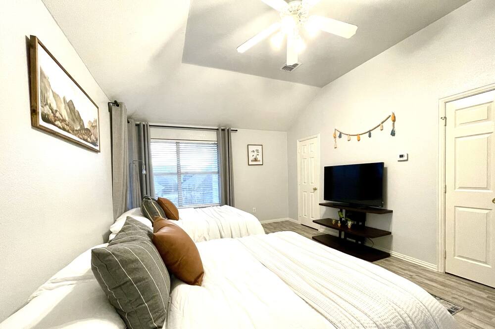 Photo of Bedroom in Garland