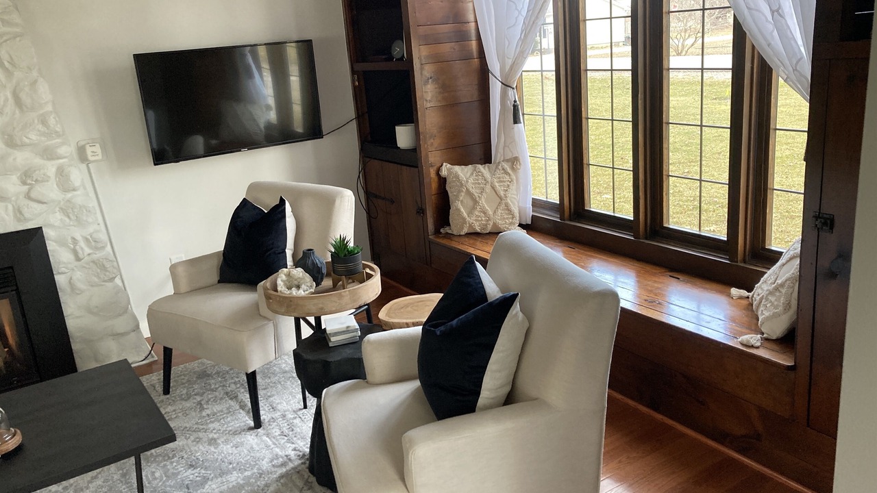 Photo of Livingroom in Town of Essex