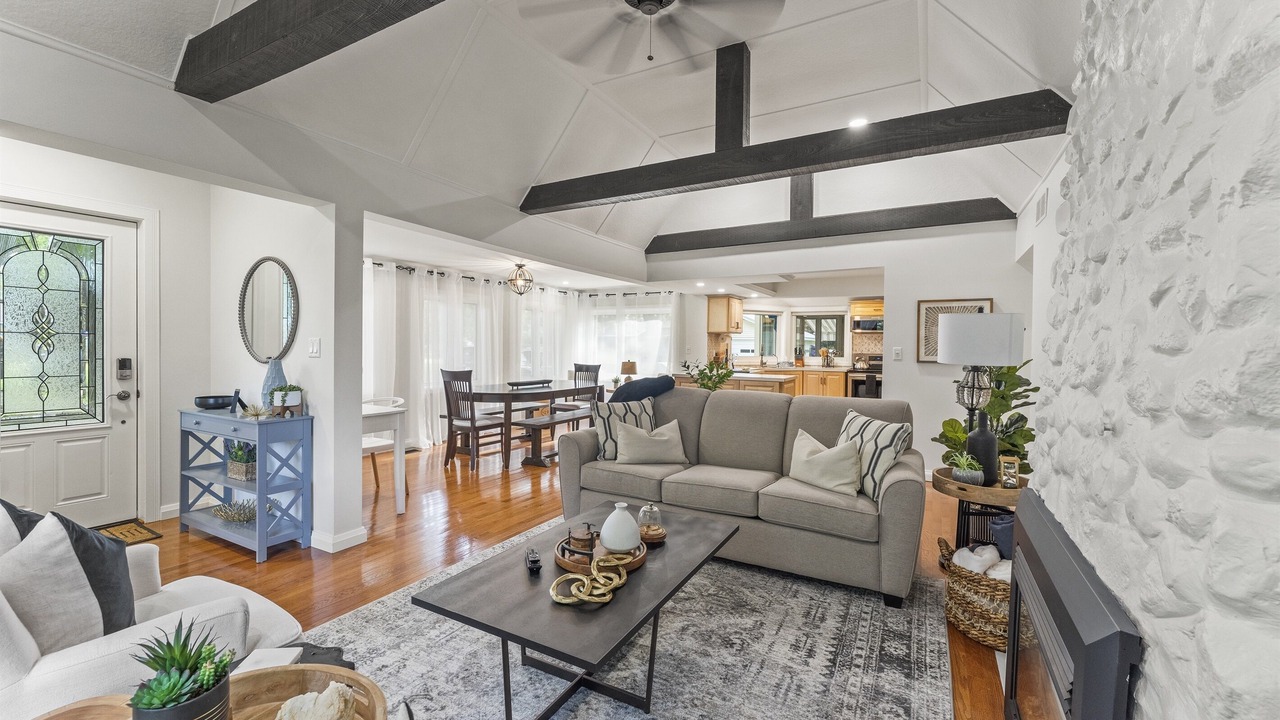Photo of Livingroom in Town of Essex
