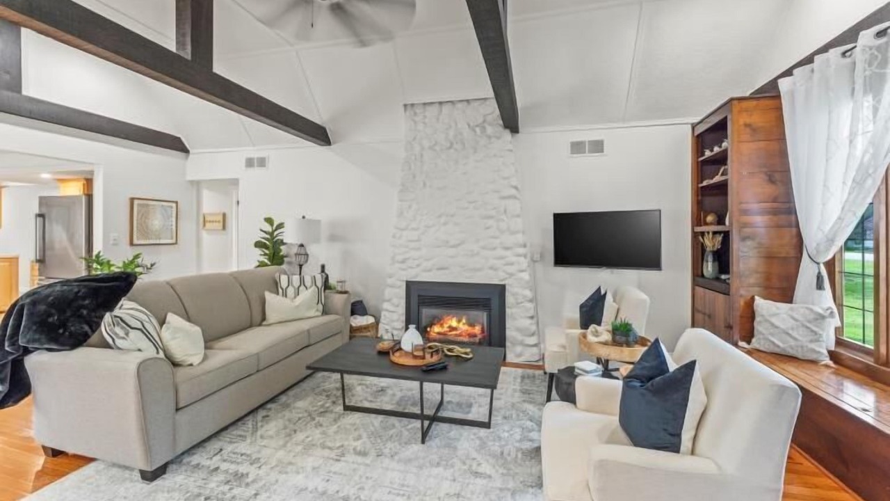 Photo of Livingroom in Town of Essex