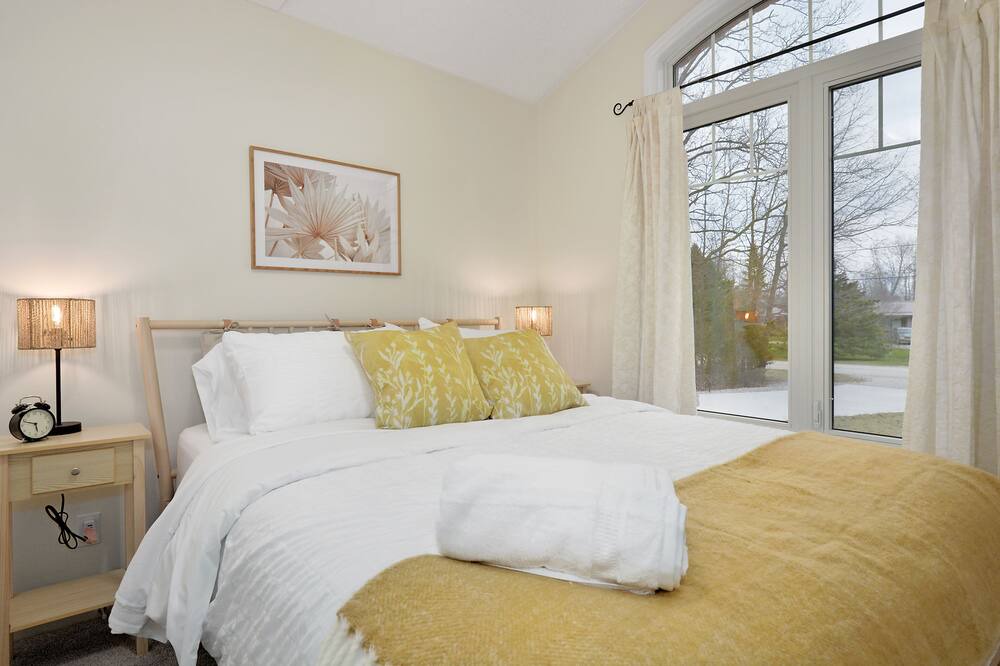 Photo of Bedroom in Lambton Shores